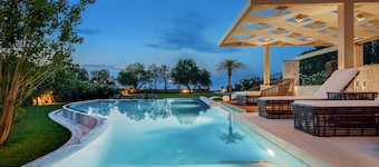 Private peaceful luxury villa with pool and outer jaccuzzi only 20 m from the se