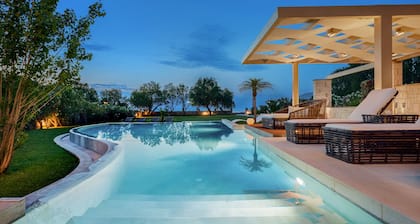 Yksityinen rauhallinen ylellinen huvila uima-altaalla ja ulkouima-allas vain 20 m päässä