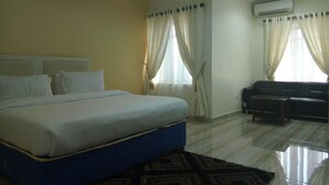 Ein Hotelzimmer mit einem Bett, einem Schreibtisch und einer Klimaanlage.