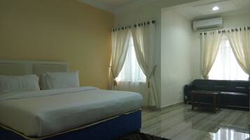 Business Room | Desk, blackout drapes, free WiFi, bed sheets