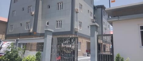 Pintu masuk properti