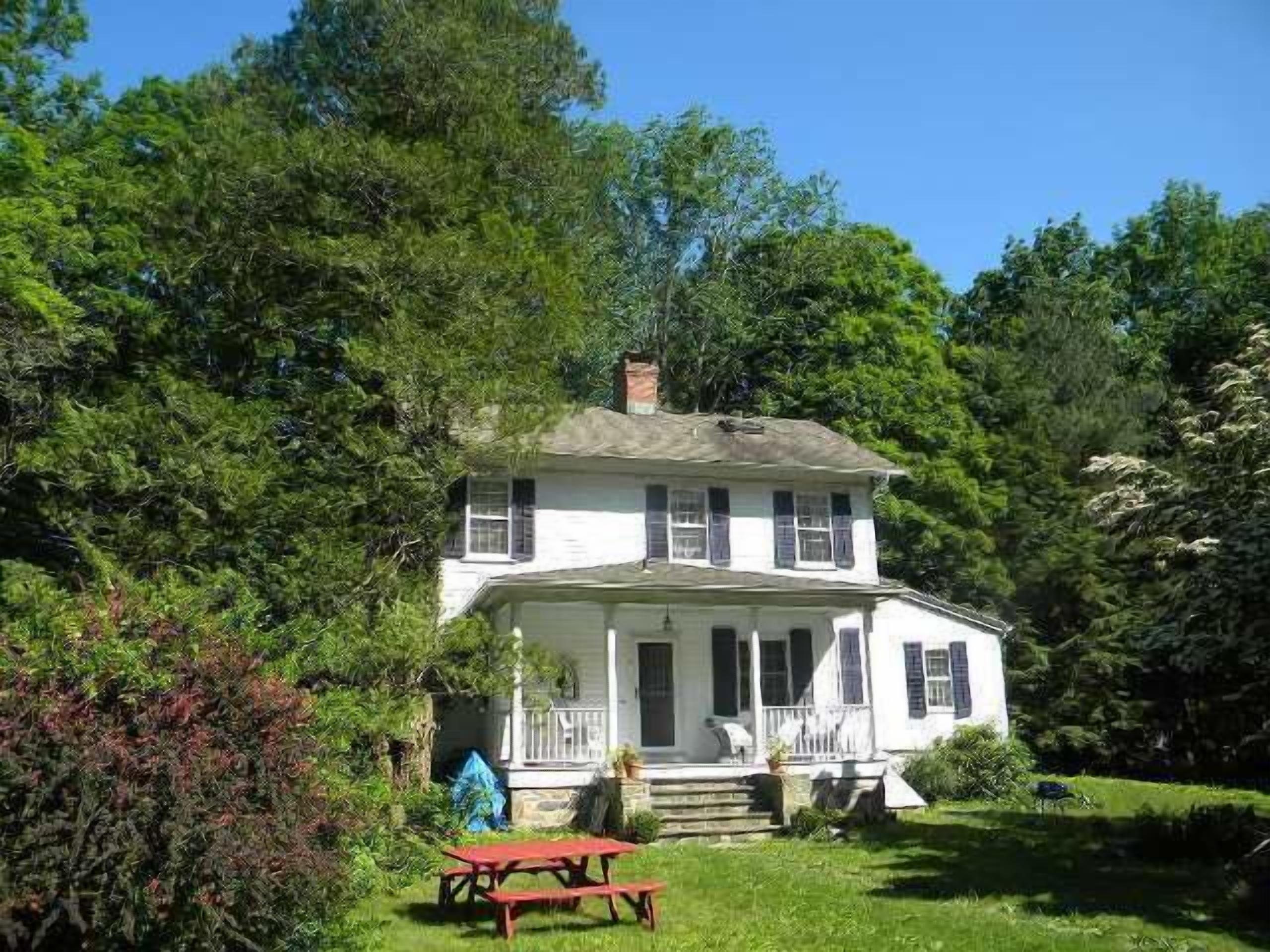 Romantic Riverfront Antique Farmhouse in Historic Aspetuck Corners