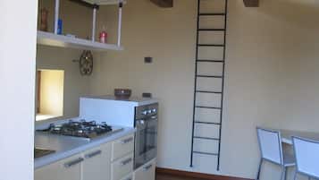 Kühlschrank, Ofen, Herdplatte, Wasserkocher mit Kaffee-/Teezubehör