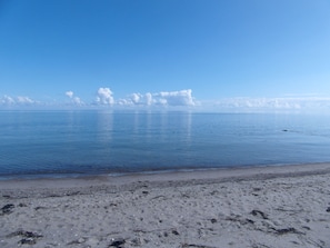 Vlak bij het strand, ligstoelen aan het strand