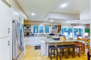 Een koelkast, een microgolfoven, een oven, een kookplaat