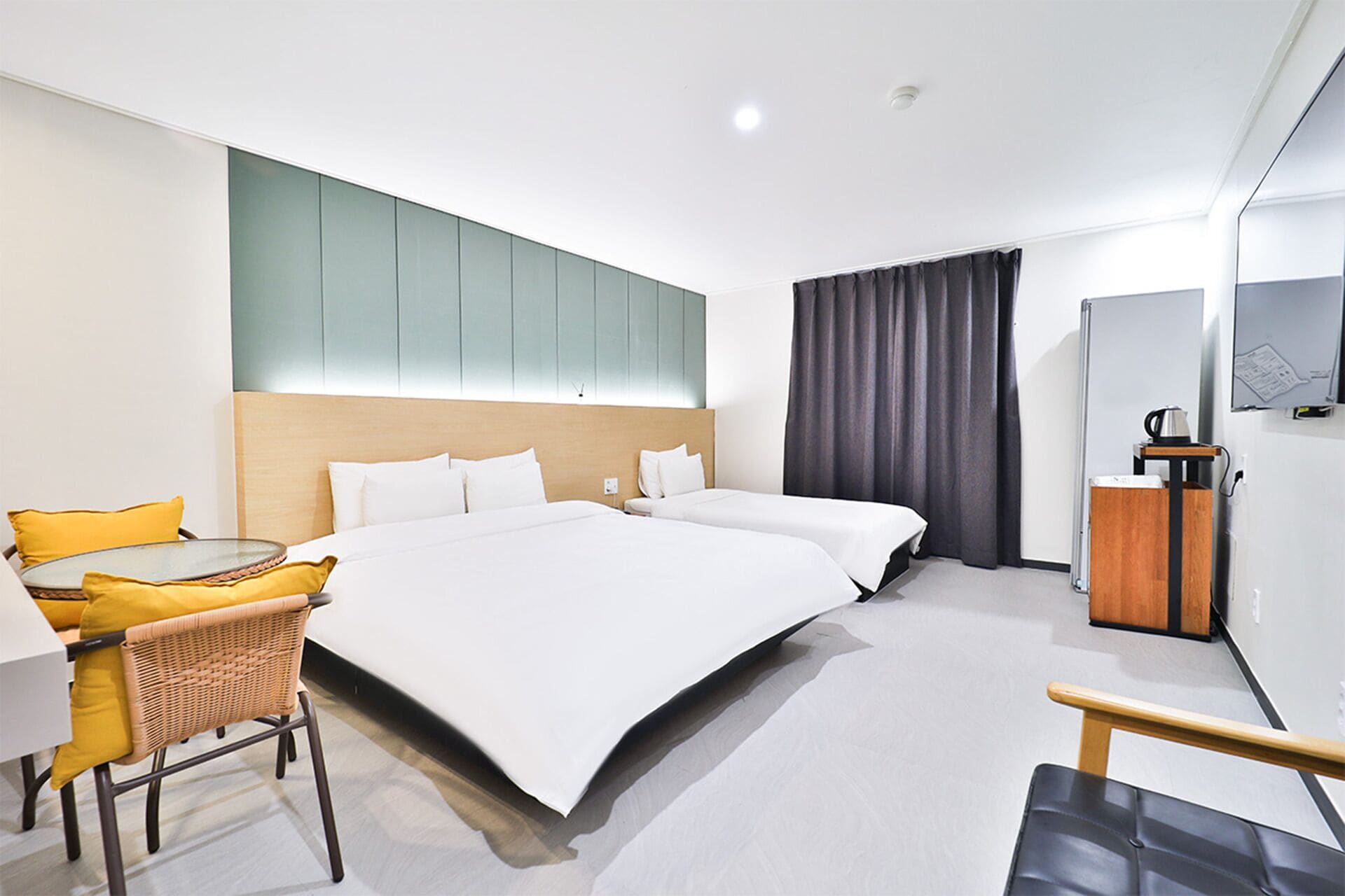 Habitación empresarial con 2 camas individuales | Ropa de cama hipoalergénica y escritorio 