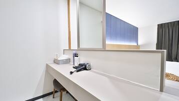 Premier Double Room | Hypo-allergenic bedding, individually decorated, individually furnished