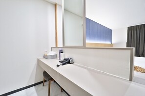 Premier Double Room | Hypo-allergenic bedding, individually decorated, individually furnished - Calm Rest Hotel Busan Sasang (Busan)