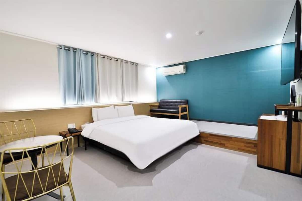 Hypo-allergenic bedding, individually decorated, individually furnished