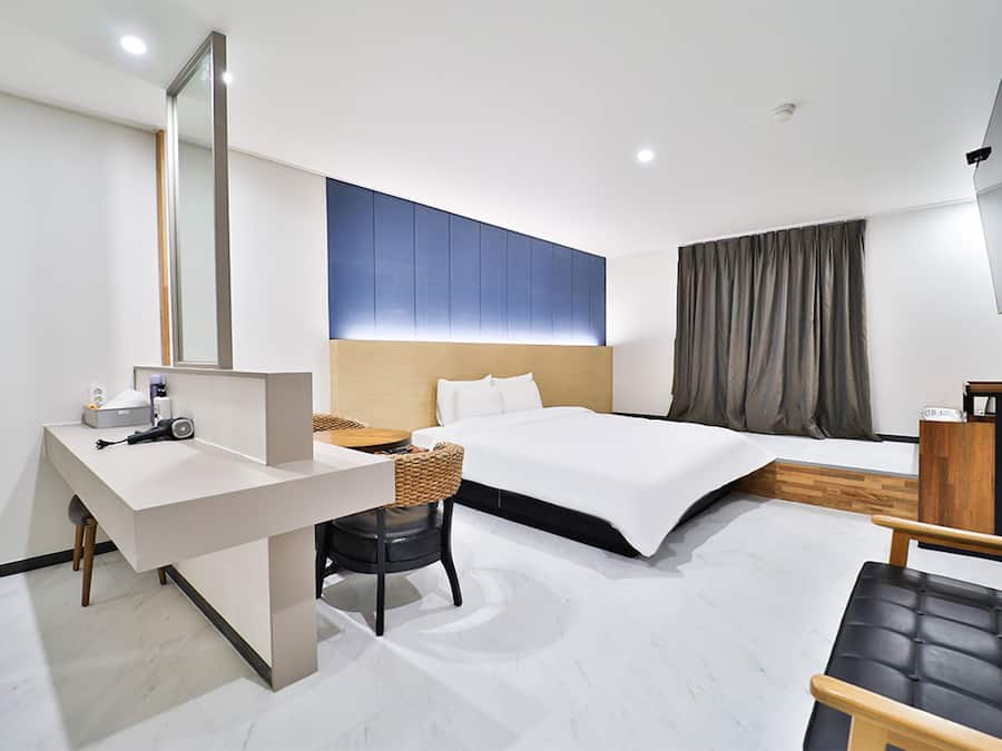 Premier Double Room | Hypo-allergenic bedding, individually decorated, individually furnished