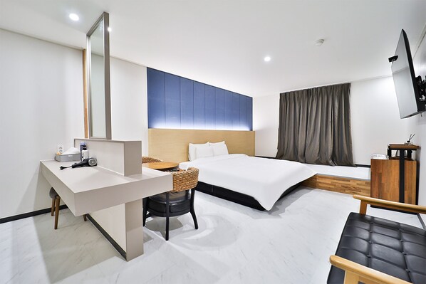 Premier Double Room | Hypo-allergenic bedding, individually decorated, individually furnished - Calm Rest Hotel Busan Sasang (Busan)