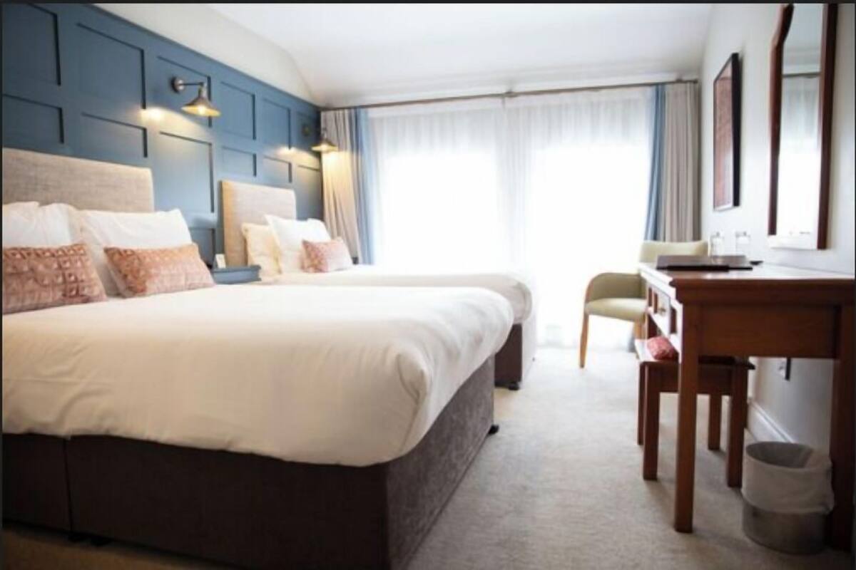Standard Twin Room | Seterika/papan seterika, Wi-fi percuma, cadar katil, akses kerusi roda
