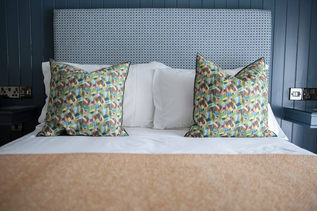 Habitación doble estándar | Tabla de planchar con plancha, wifi gratis y ropa de cama