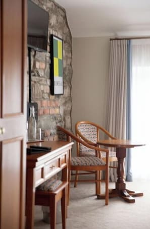 Habitación doble estándar, 1 cama King size | Tabla de planchar con plancha, wifi gratis y ropa de cama