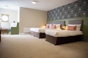 Triple Room - King and Single Bed | Tabla de planchar con plancha, wifi gratis y ropa de cama