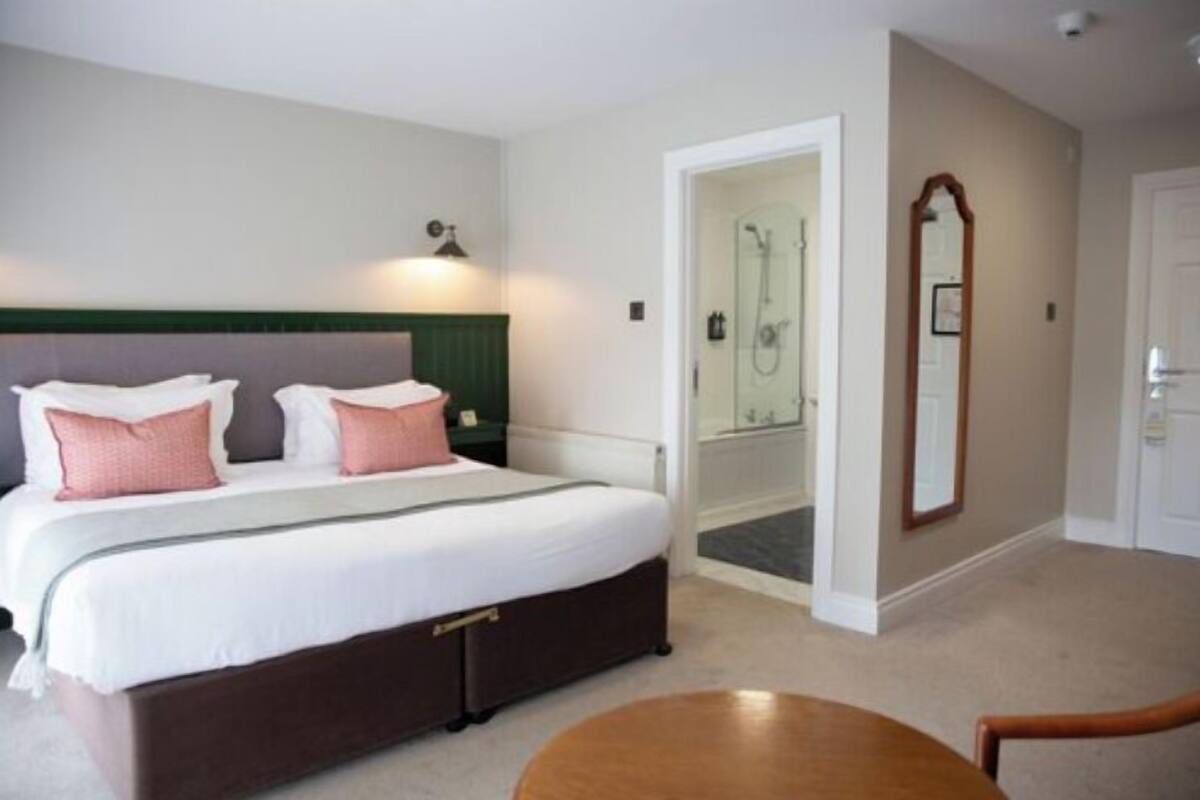 Habitación doble estándar, 1 cama King size | Tabla de planchar con plancha, wifi gratis y ropa de cama