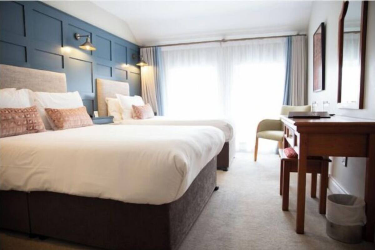 Twin Room - Double and Single Bed | Tabla de planchar con plancha, wifi gratis y ropa de cama