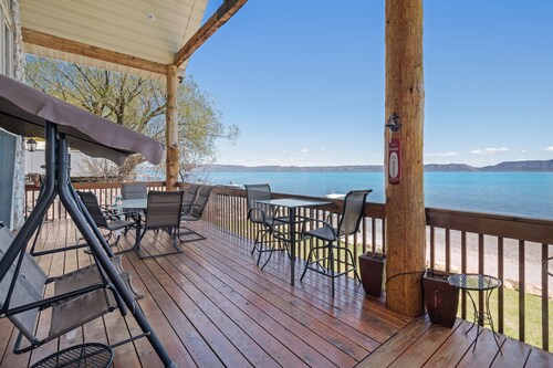 Waterfront cabin w/ kayaks, gas fireplace, & more