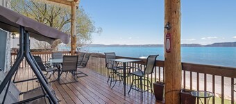 Cabine au bord de l'eau avec kayaks, foyer au gaz et plus encore!