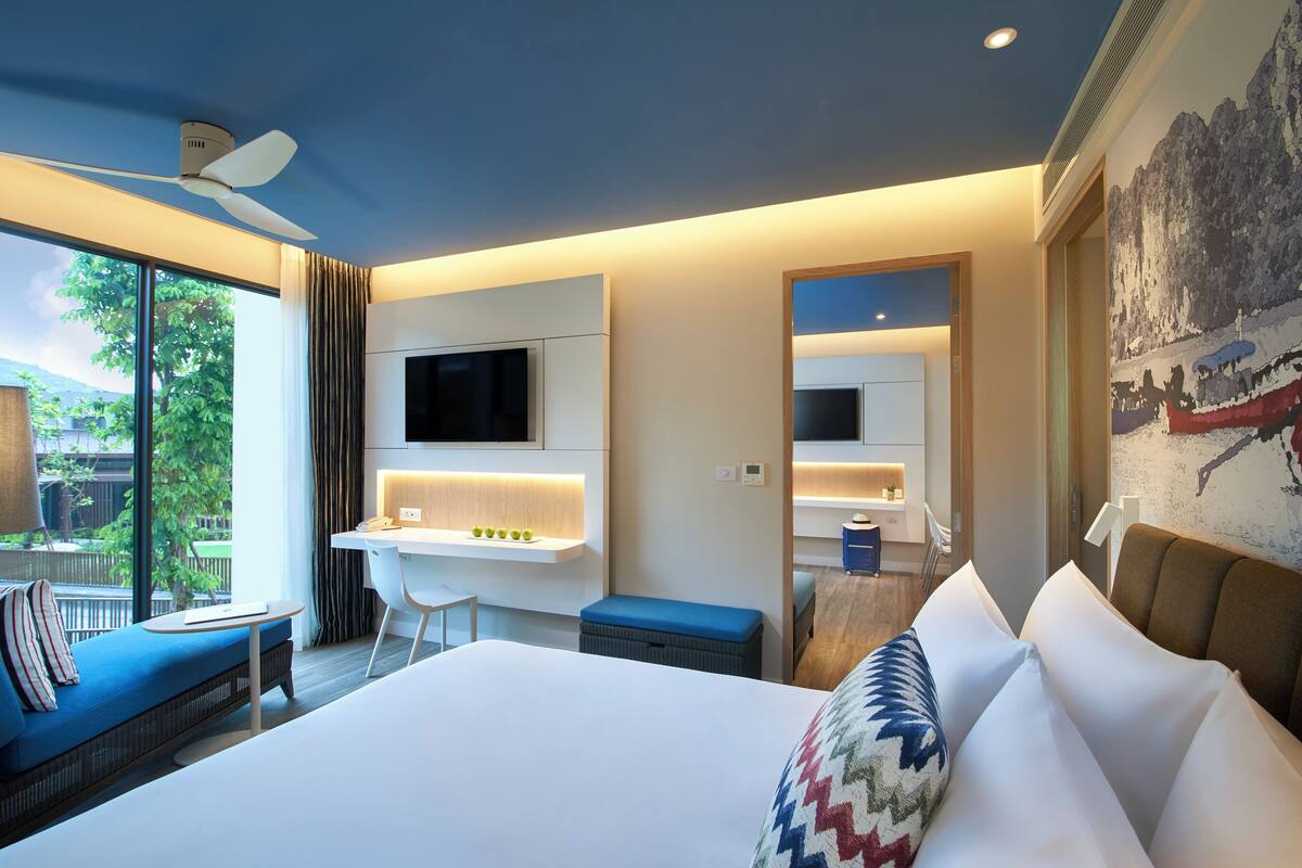 suite, 1 bedroom, balcony | 1 bedroom, minibar, in-room safe, desk