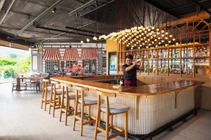 2 restauranter, frokost, lunsj og middag serveres, internasjonale retter