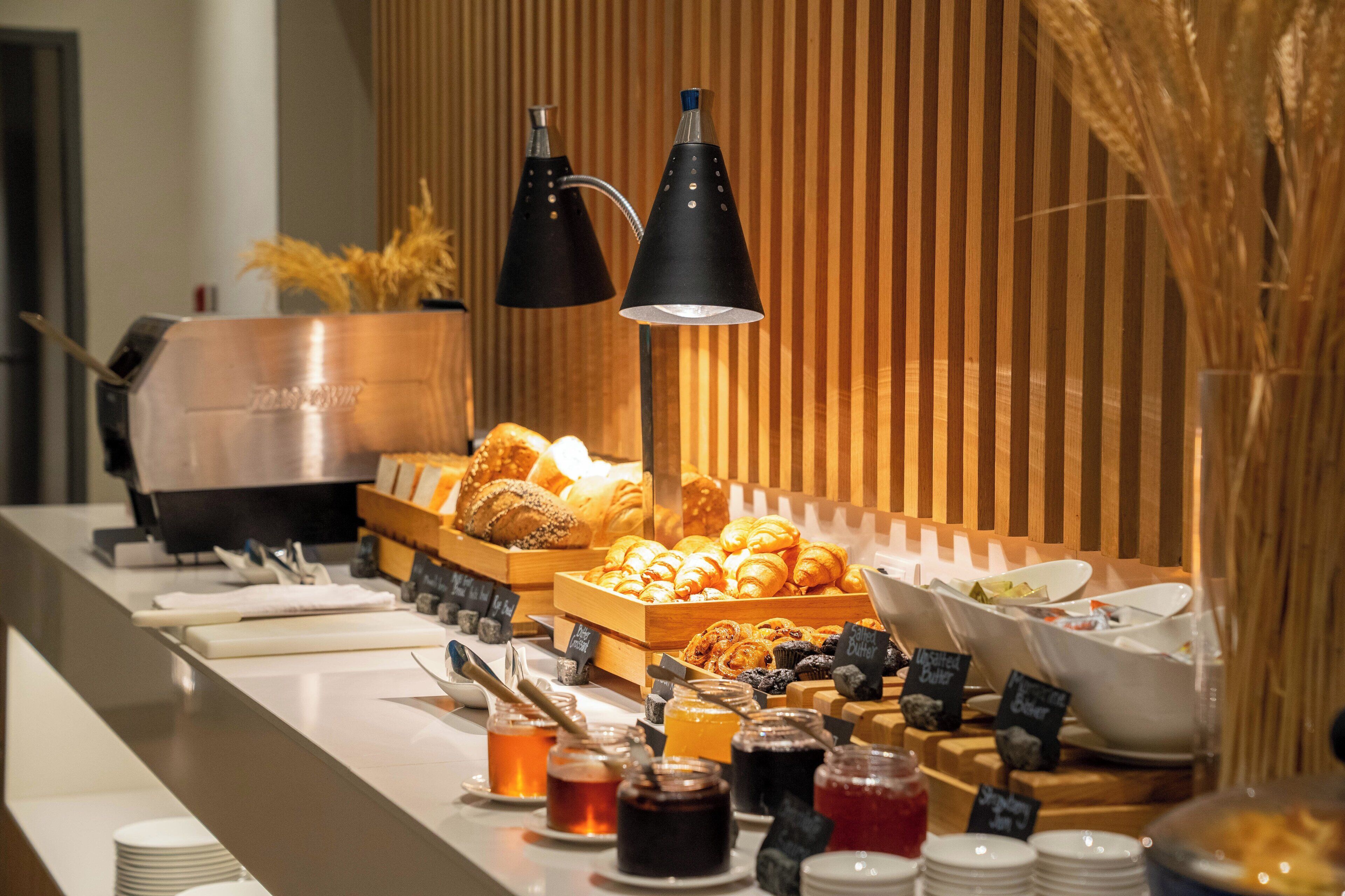 2 restaurants, serveren ontbijt, lunch, diner, internationale gerechten