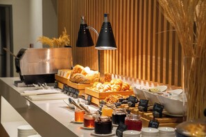 2 間餐廳；供應早餐、午餐、晚餐；多國菜