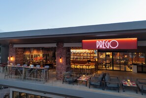 2 restauranter, frokost, lunsj og middag serveres, internasjonale retter