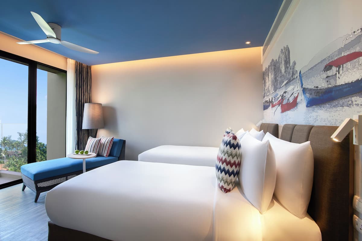 deluxe room, 2 single beds (sunset) | 1 bedroom, minibar, in-room safe, desk