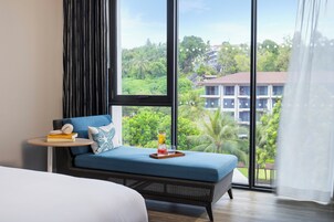 迷你吧、客房内保险箱、办公桌、笔记本电脑工作区