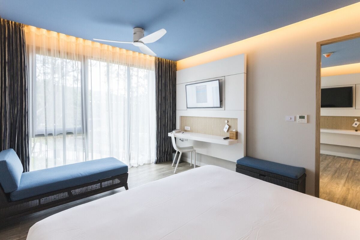 Minibar, in-room safe, desk, laptop workspace