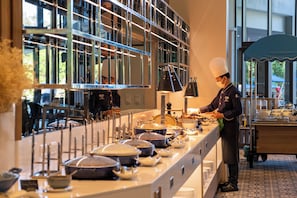 2 restaurants, breakfast, lunch, dinner served; international cuisine