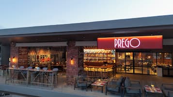 2 restaurants, breakfast, lunch, dinner served; international cuisine