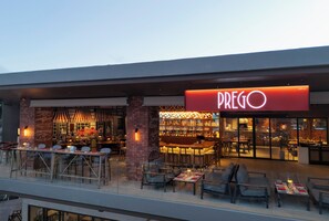 2 restaurants, breakfast, lunch, dinner served; international cuisine - OZO Phuket (Karon)