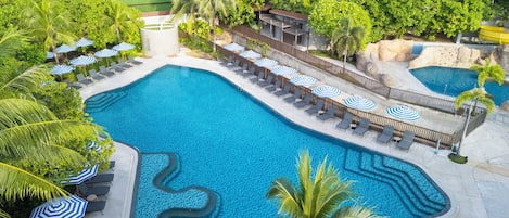 2 utendørsbassenger, bassengparasoller og solsenger