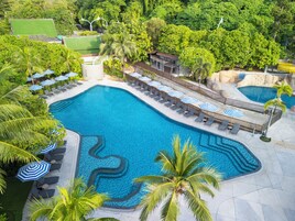 2 piscinas al aire libre, sombrillas, sillones reclinables de piscina