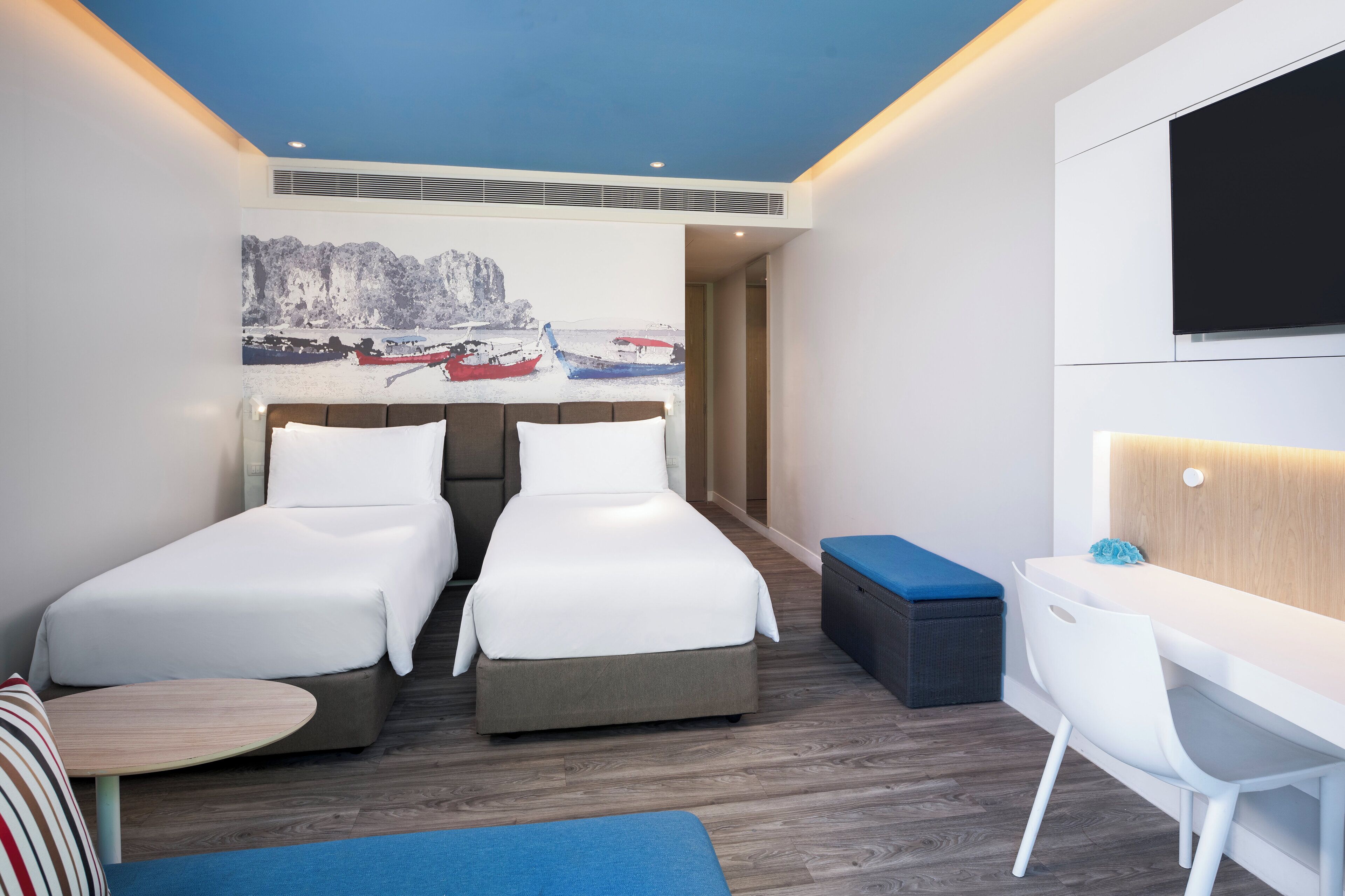 Deluxe Room, 2 Twin Beds | Minibar, in-room safe, desk, laptop workspace