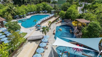 2 piscines extérieures, parasols de plage, chaises longues