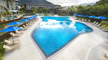 2 buitenzwembaden, parasols voor strand/zwembad