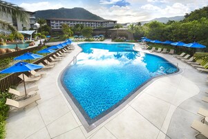 2 piscinas al aire libre, sombrillas, sillones reclinables de piscina