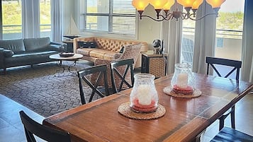 TV connectée, lecteur de DVD, livres, vidéothÚque