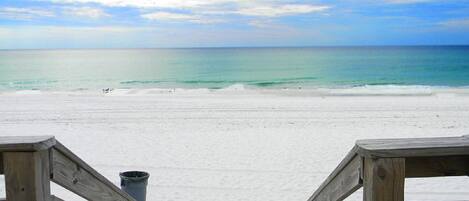 Plage, chaises longues, serviettes de plage