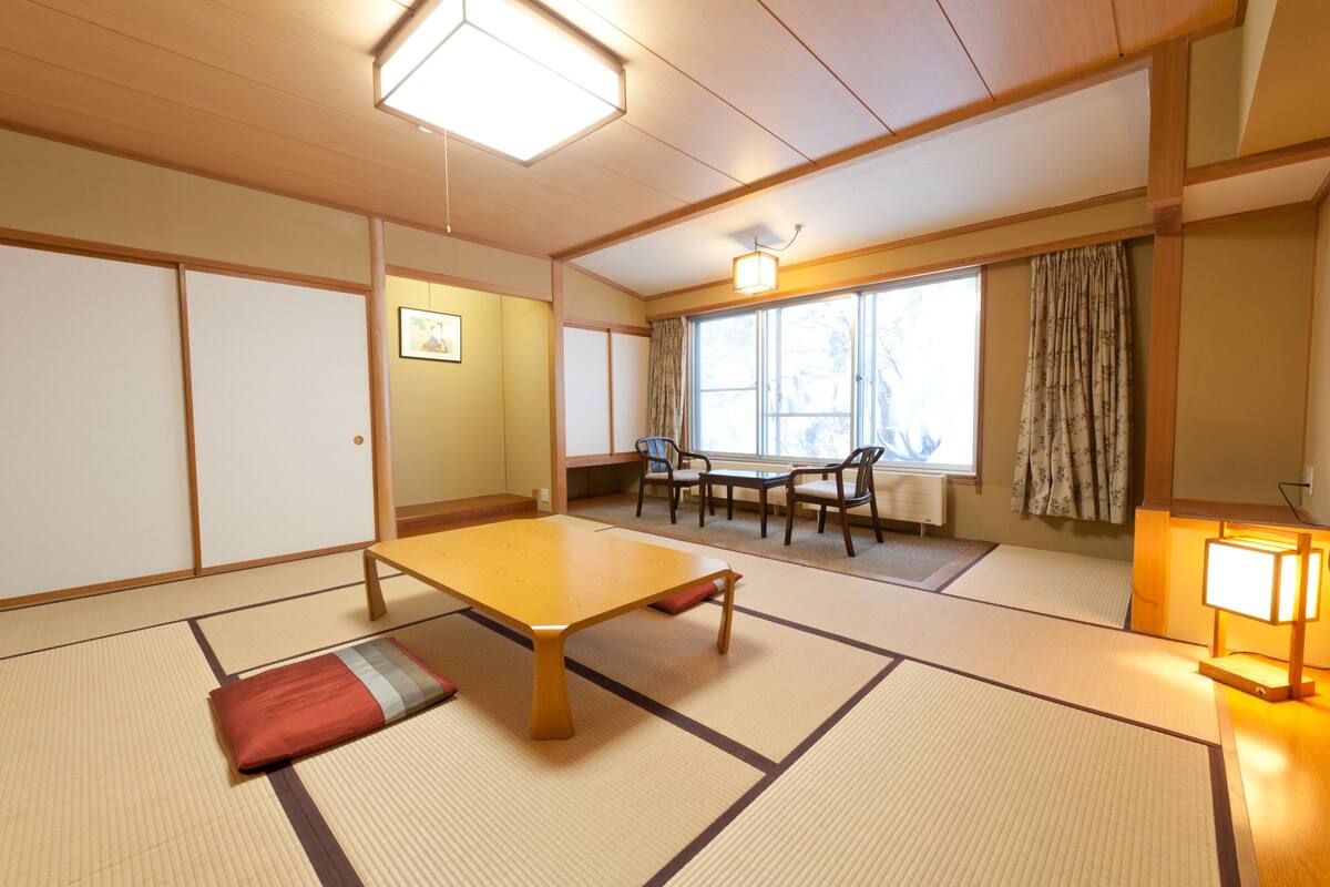 傳統客房 (Japanese Style) | 客房內保險箱、書桌、筆電工作空間、遮光布/窗簾