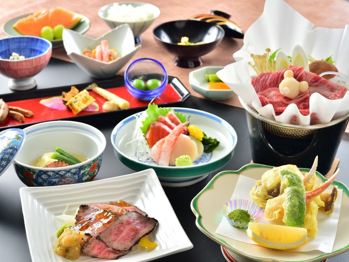 Variedad de platos que incluyen sashimi, tempura y un bol de arroz.