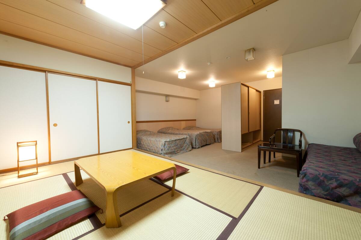 客房 (Japanese Western Style) | 客房內保險箱、書桌、筆電工作空間、遮光布/窗簾