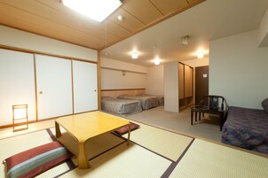 和洋室 | セーフティボックス (室内)、デスク、ノートパソコン用作業スペース、遮光カーテン