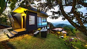 A modern house with a balcony, a staircase, and a garden. - Haze and Kites Resort Munnar (Devikolam)