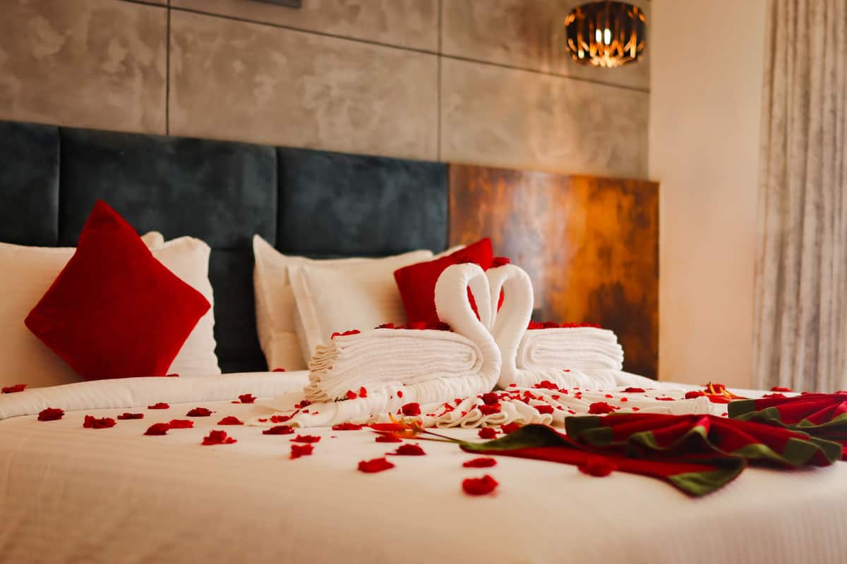 Honeymoon Cottage with Jacuzzi | 1 slaapkamer, een minibar, een kluis op de kamer, een bureau