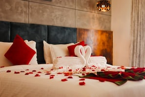 Honeymoon Cottage with Jacuzzi | 1 chambre, minibar, coffres-forts dans les chambres, bureau