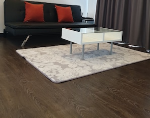 2 Bedrooms Condo | リビングルーム | 薄型テレビ